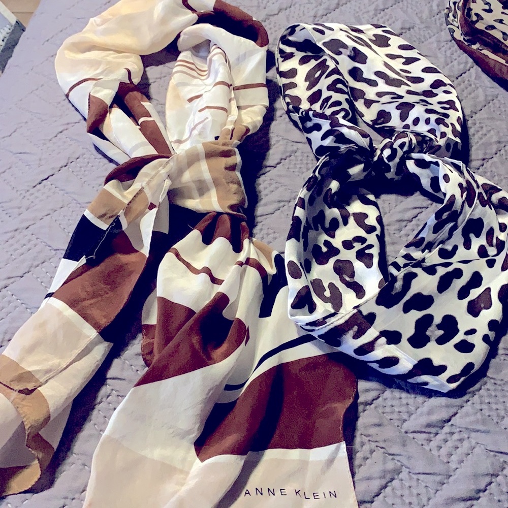 Bundle of 3 small scarfs 🧣 excellent condition.super cute - Picture 2 of 6